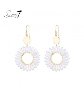 Oorbellen met witte bloem en goudkleurige details