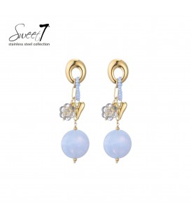 Oorbellen met blauwe kraal, bloem en goudkleurige accenten.