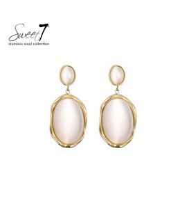 Beige oorbellen met een goudkleurige rand en een cat eye steen