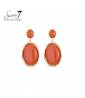 Oorbellen met ovale rode cat eye steen en goudkleurige afwerking.