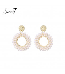 Oorbellen goudkleurige cirkel en witte glas kralen