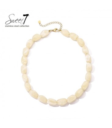 Halsketting met beige kralen en goudkleurige stainless steel sluiting.