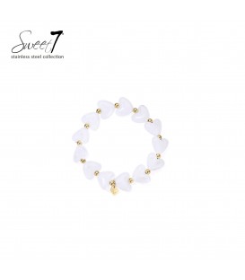 Armband met witte hart kralen en een klein goudkleurig hartje