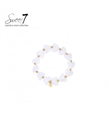 Armband met witte hart kralen en een klein goudkleurig hartje