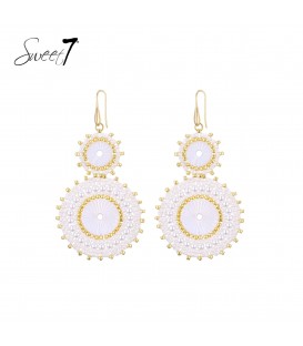 Oorbellen met schelpen rand en goudkleurige kralen rond hanger