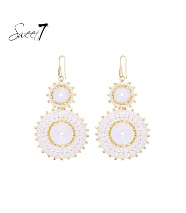 Oorbellen met schelpen rand en goudkleurige kralen rond hanger