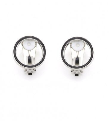 Oorclips zwart met strakke ronde vorm en zilverkleurige achterkant