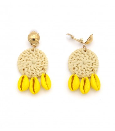 Oorclips met gele schelpen en rotan detail