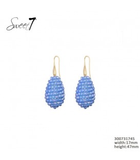 Oorbellen met blauwe kralen en goudkleurige haakjes.