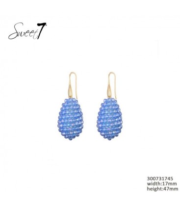 Oorbellen met blauwe kralen en goudkleurige haakjes.