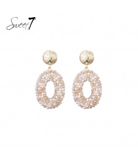 Beige met witte glas kralen en een goudkleurig oor stukje