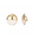 Oorclips met parelwit en goudkleurige detail