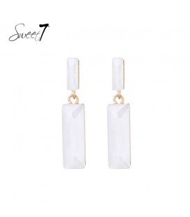 Oorbellen met strakke witte hanger en oor stukje