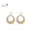 Oorbellen met beige hanger van raffia en elegante goudkleurige accenten
