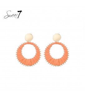 Oorbellen oranje raffia hanger en een goudkleurige knop