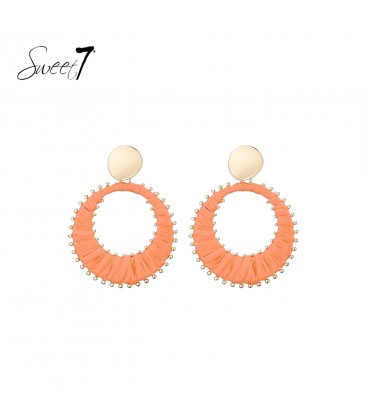 Oorbellen oranje raffia hanger en een goudkleurige knop