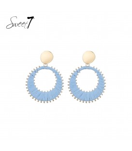 Oorbellen met blauwe cirkel van raffia en goudkleurig details