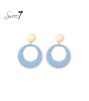 Oorbellen met blauwe cirkel van raffia en goudkleurig details