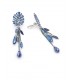 Oorclips met blauw blad en kristal hangers aan een kettinkje