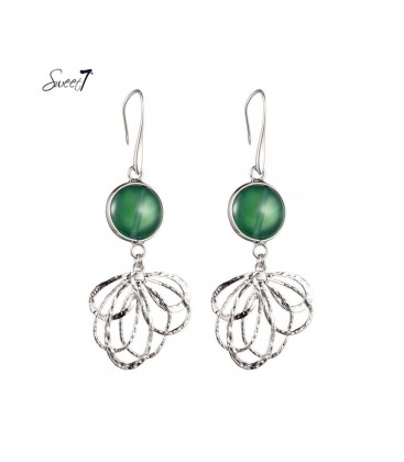 Oorbellen met groene steen en zilverkleurige bloemhanger