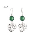 Oorbellen met groene steen en zilverkleurige bloemhanger