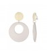 Creme oorclips met een ronde bovenzijde en lichtgrijze open cirkelvormige hanger.
