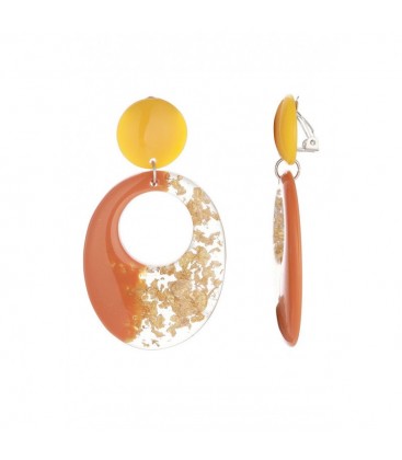 Geel met oranje oorclips, hars en een transparante zij kant met goudkleurige glitter.