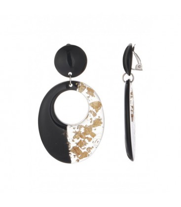 Oorclips zwart met transparante ovale vorm en goudkleurige accenten.