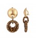 Oorclips met goudkleurige oorknop en ronde hanger in panterprint.