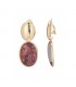Oorclips goudkleur met ovale parelmoer hanger in warme bordeauxrood tinten.