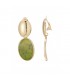 Oorclips met ovale groene parelmoer hanger en gemarmerd effect.