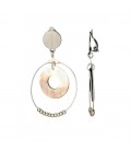 Oorclips met een bruine parelmoer hanger en zilverkleurige kralen