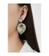 Oorclips bruin met een hanger van schelp
