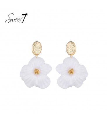 Oorbellen witte bloem met goudkleurige accenten