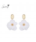 Oorbellen witte bloem met goudkleurige accenten