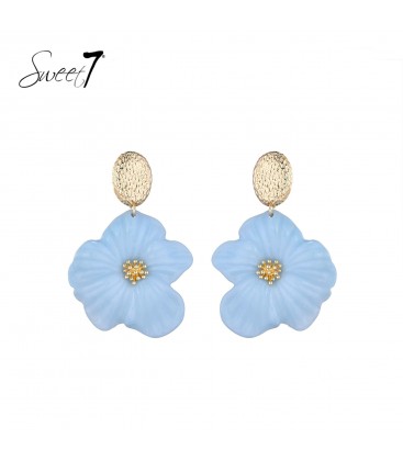 Oorbellen met blauwe bloemen en goudkleurige accenten.