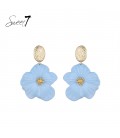 Oorbellen met blauwe bloemen en goudkleurige accenten.