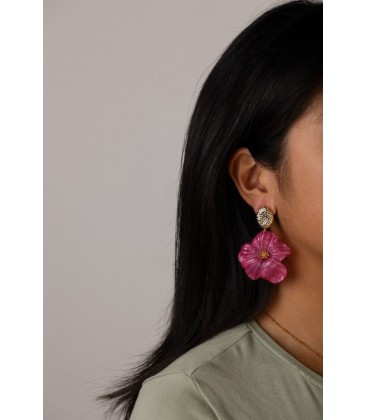 Oorbellen met een grote fuchsia roze bloem en goudkleurige bovenkant.