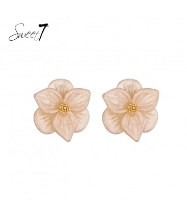 Oorbellen beige in bloemvorm en goudkleurige kern
