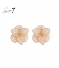 Oorbellen beige in bloemvorm en goudkleurige kern