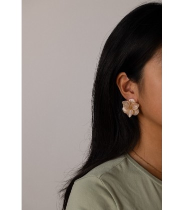 Oorbellen beige in bloemvorm en goudkleurige kern