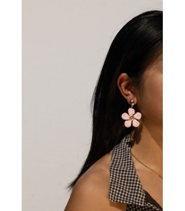 Oorbellen met een roze raffia bloem en goudkleurige knop