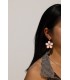 Oorbellen met een roze raffia bloem en goudkleurige knop