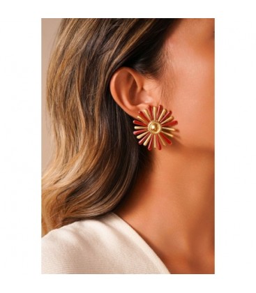 Oorclips met zwart en goudkleurig bloemdesign.