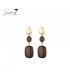 Oorbellen met elegante bruine hangers en een goudkleurige knop