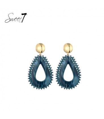 Oorbellen met blauwe open druppel en goudkleurige details.